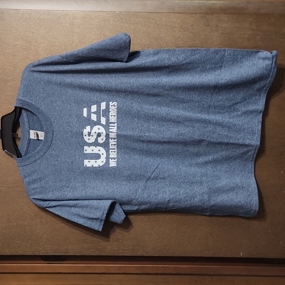 NWOT GILDEN LARGE WE BELIEVE IN ALL HEROS T-SHIRT - Picture 1 of 4